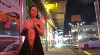 NicoleNiagara – Crowd Watching Slut on Sidewalk